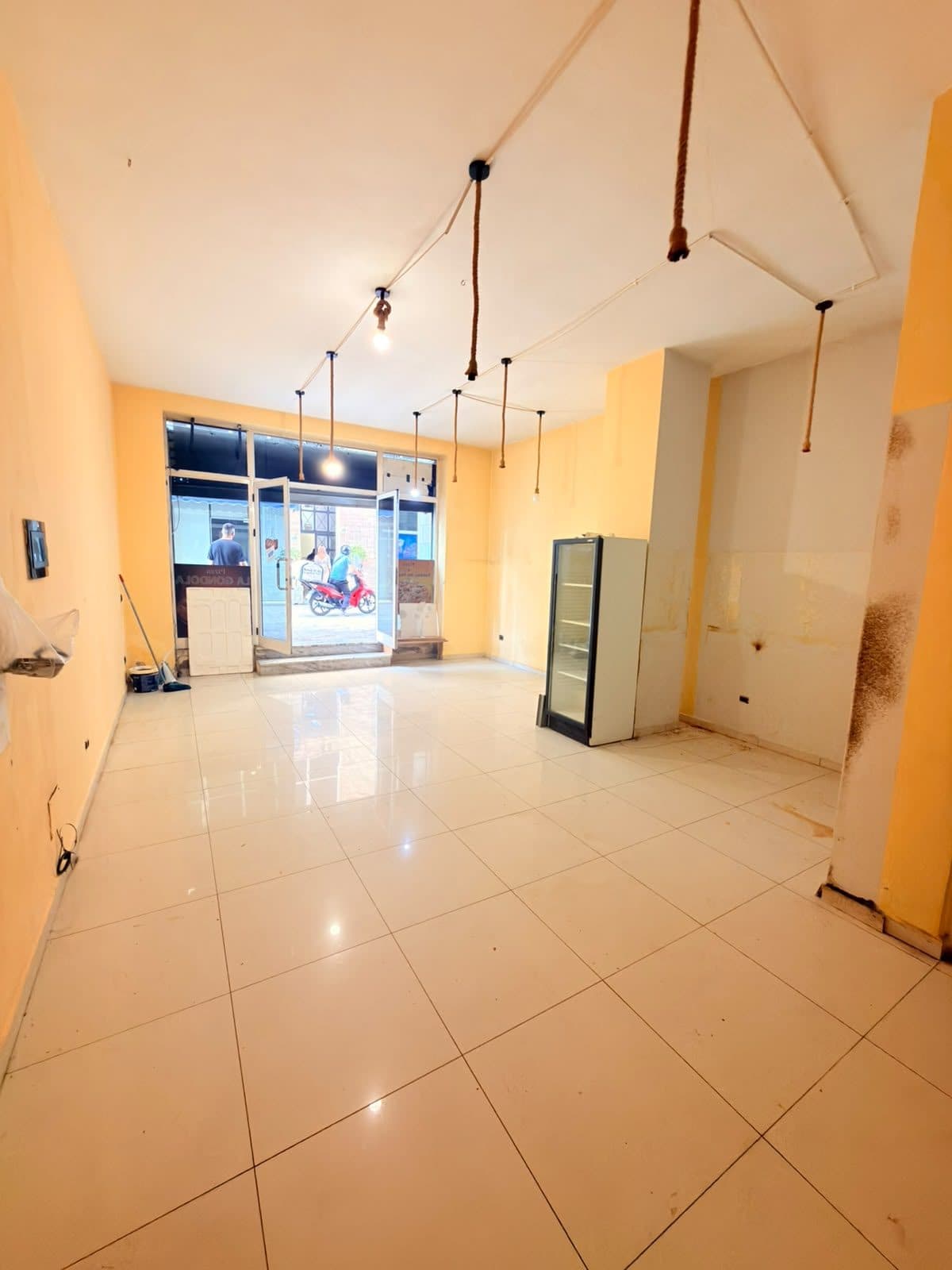 JEPET ME QERA AMBIENT BIZNESI PRANE STACIONIT TE TRENIT,DURRES