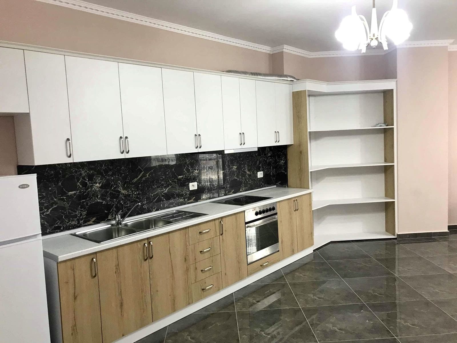 JEPET ME QERA APARTAMENT 2+1 PRANE LULISHTES 1 MAJI, DURRES 2