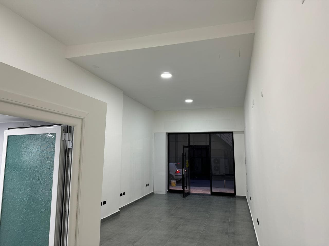 JEPET ME QERA AMBIENT BIZNESI QENDER, DURRES 2