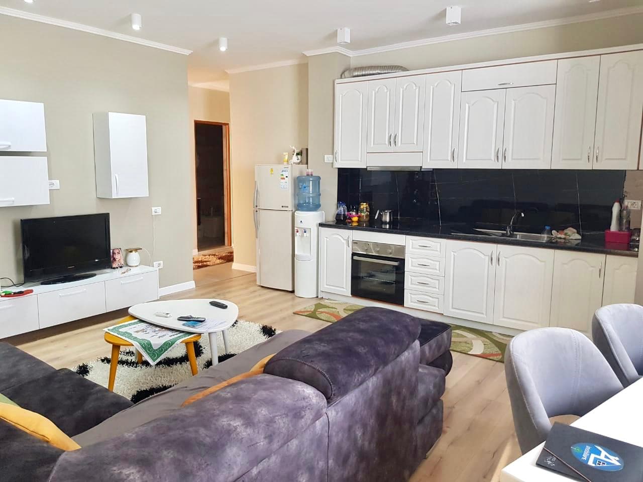 SHITET APARTAMENT 2+1 MBRAPA SHKOLLES BAJRAM CURRI,PLAZH ,DURRES.