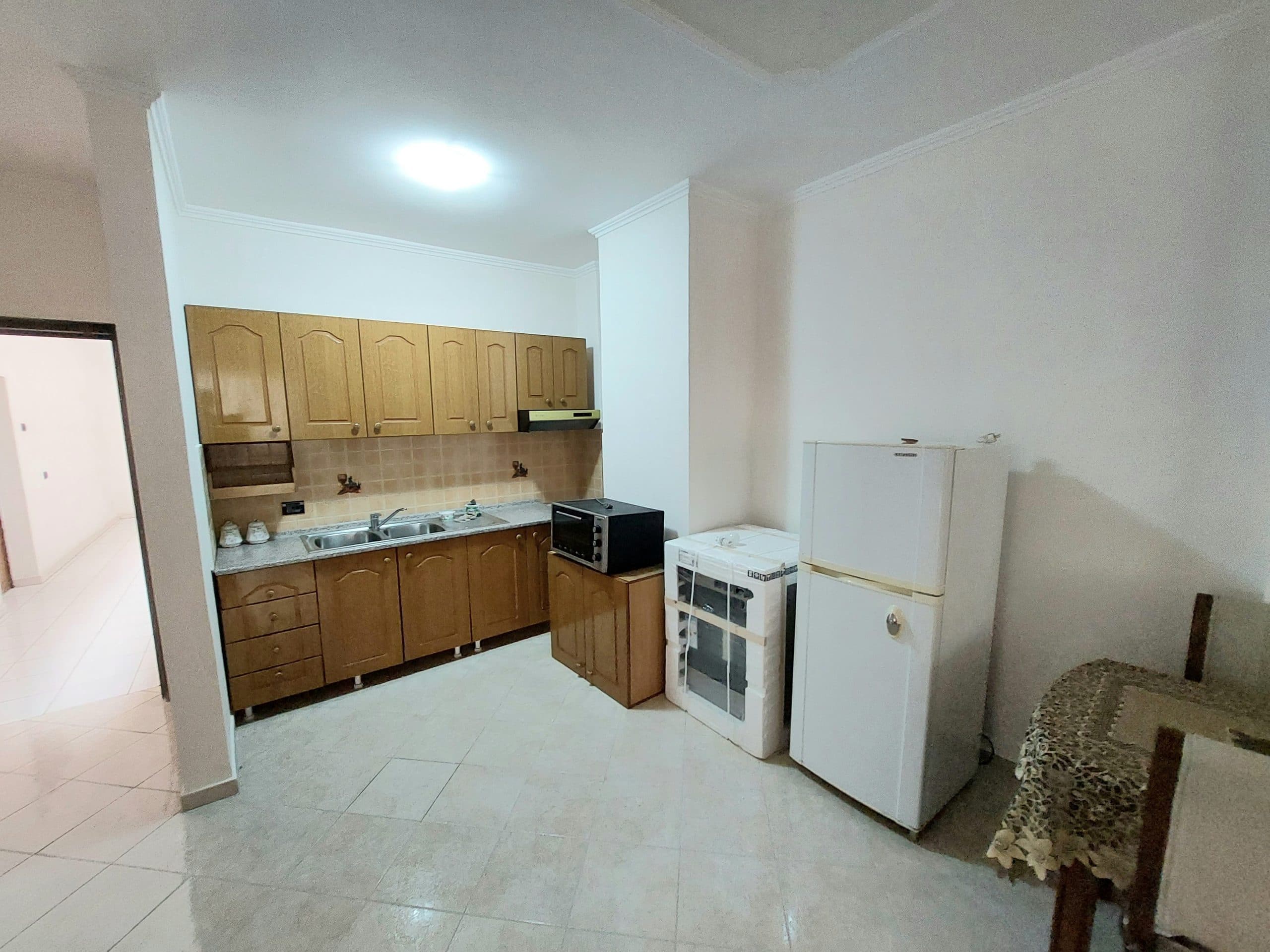 JEPET ME QERA APARTAMENT 2+1+2 , PRANE STACIONIT TE TRENIT, DURRES. 2