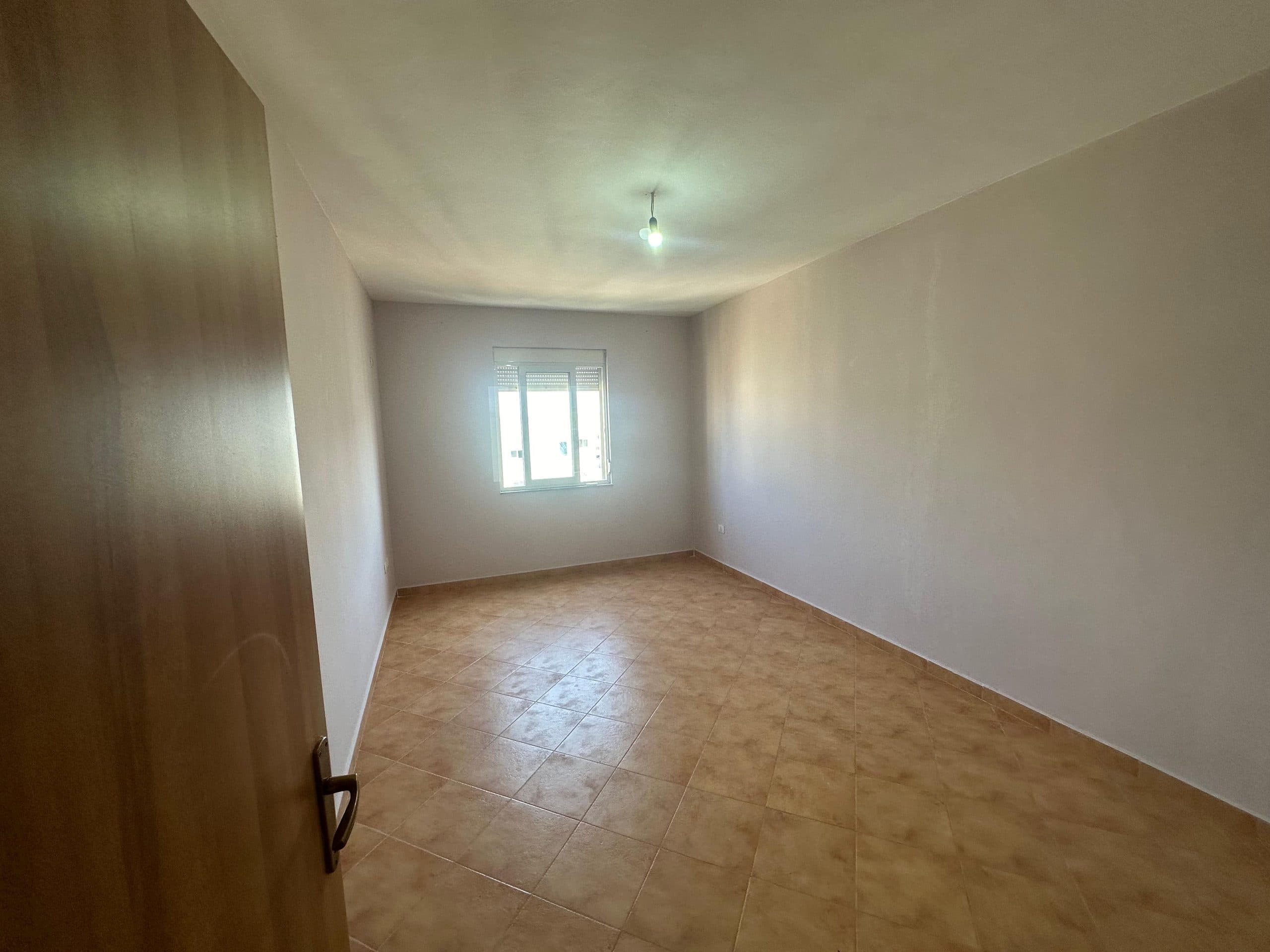JEPET ME QERA APARTAMENT 2+1, PRANE DEGES, DURRES. 2