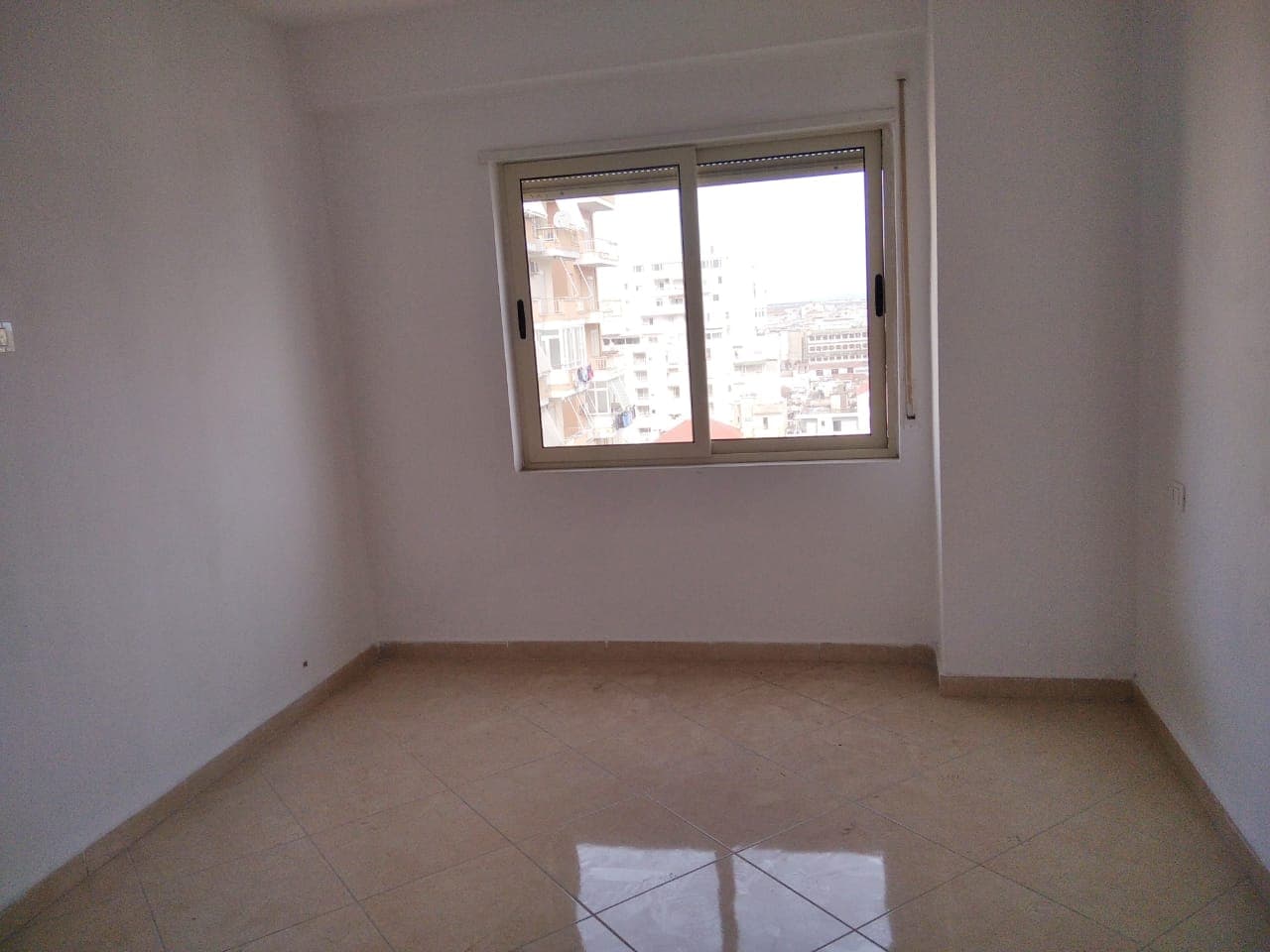 SHITET APARTAMENT 1+1 ISH FABRIKA BUKES , DURRES . 3