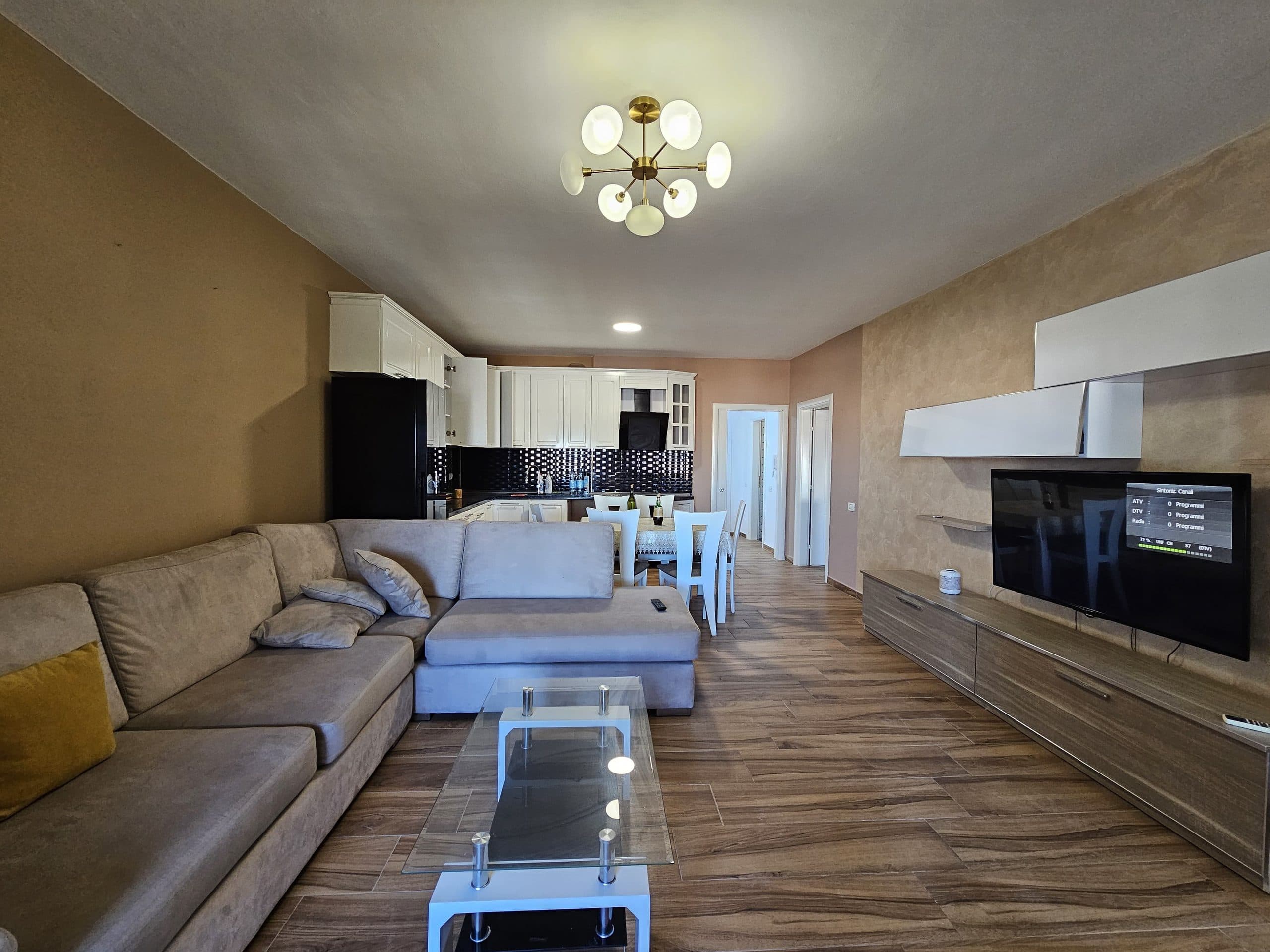 JEPET ME QERA APARTAMENT 2+1 PRANE STACIONIT TRENIT, DURRES. 2