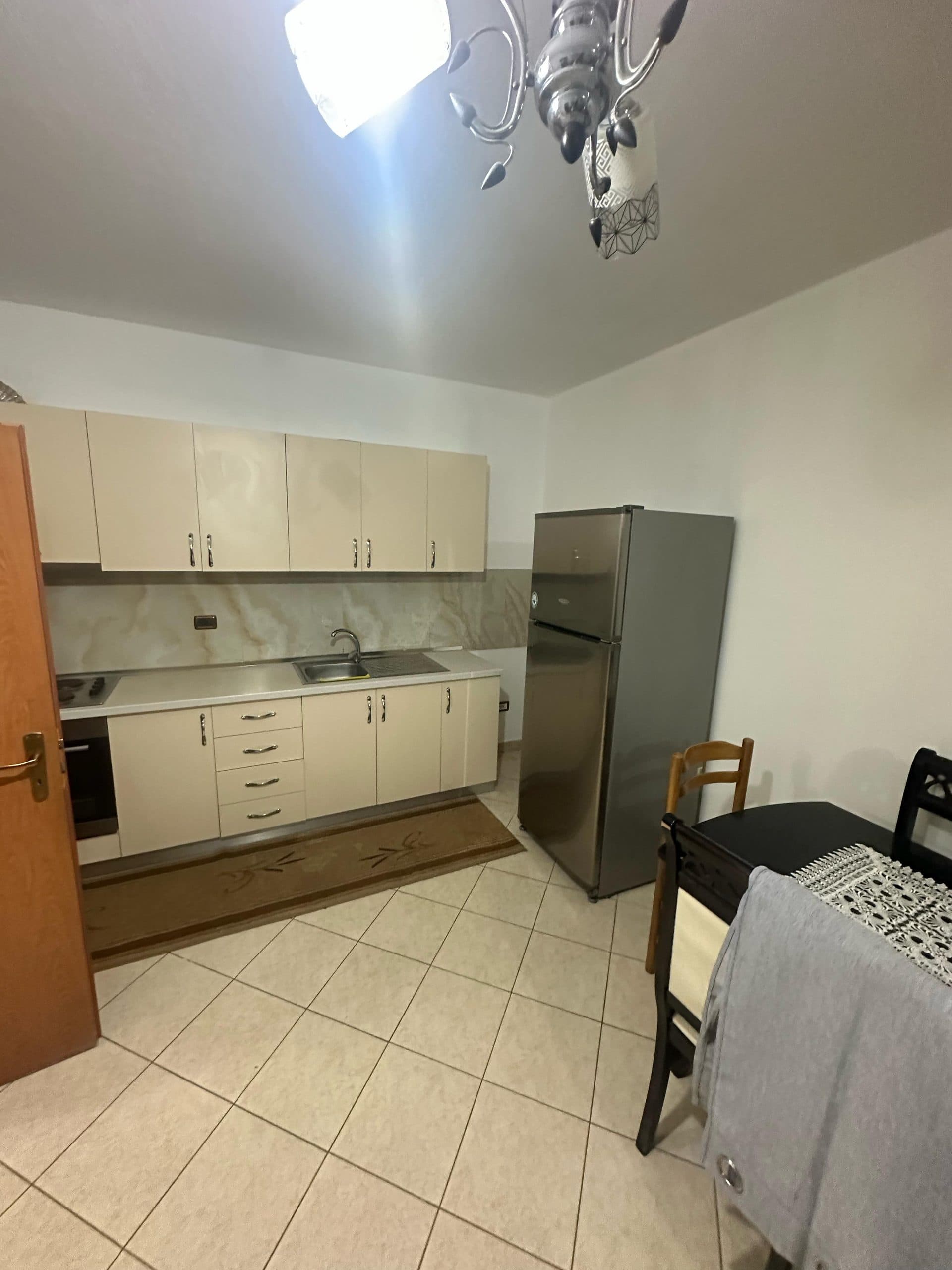 JEPET ME QERA APARTAMENT 2+1 STACIONI TRENIT, DURRES. 2