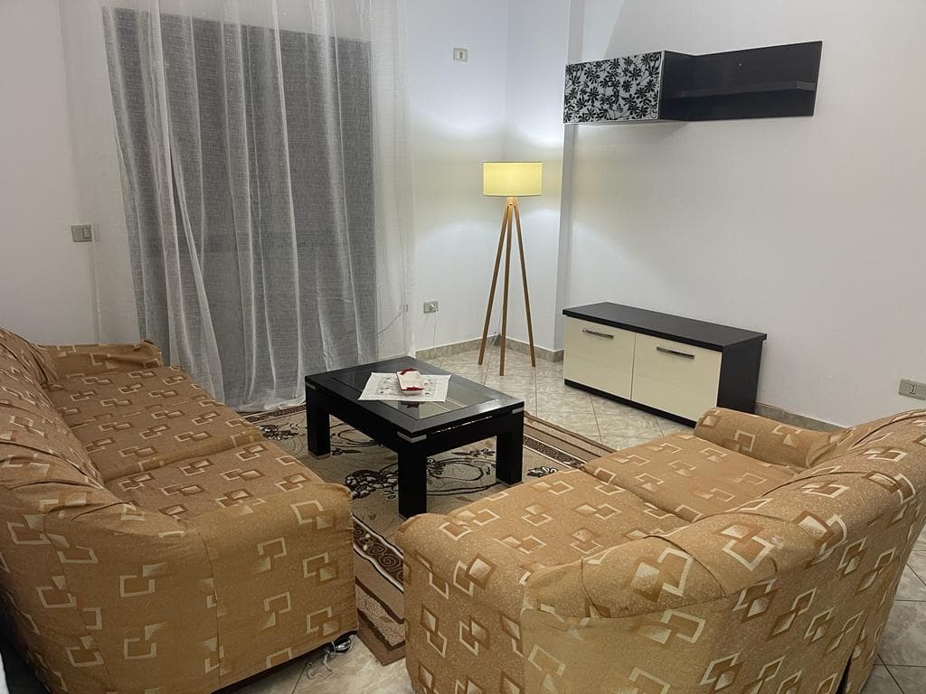 JEPET APARTAMENT ME QERA 1+1, PRANE STADIUMIT,DURRES.