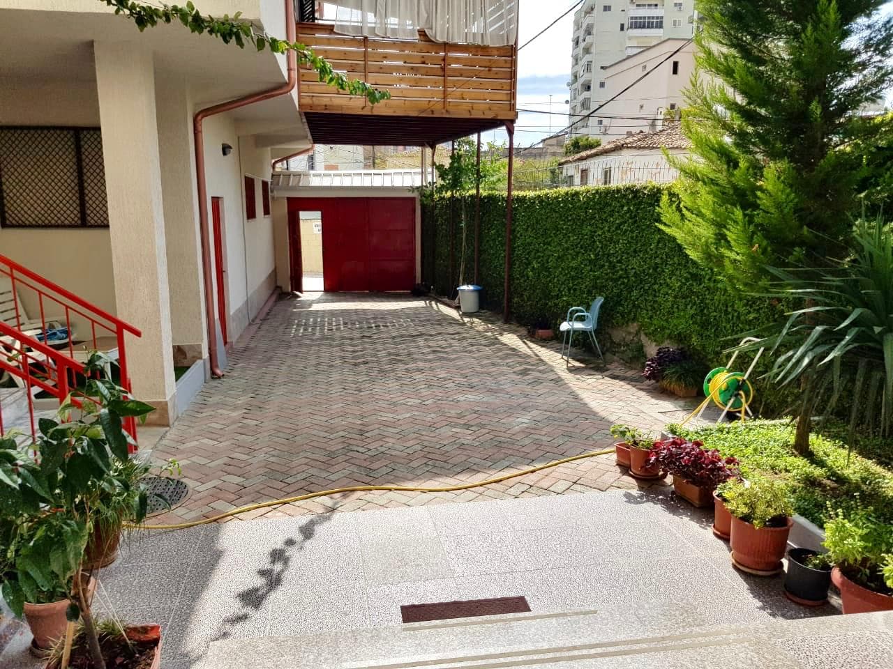 JEPET ME QERA AMBIENT BIZNESI NE QENDER TE QYTETIT, RRUGICA KUMINIT, DURRES.