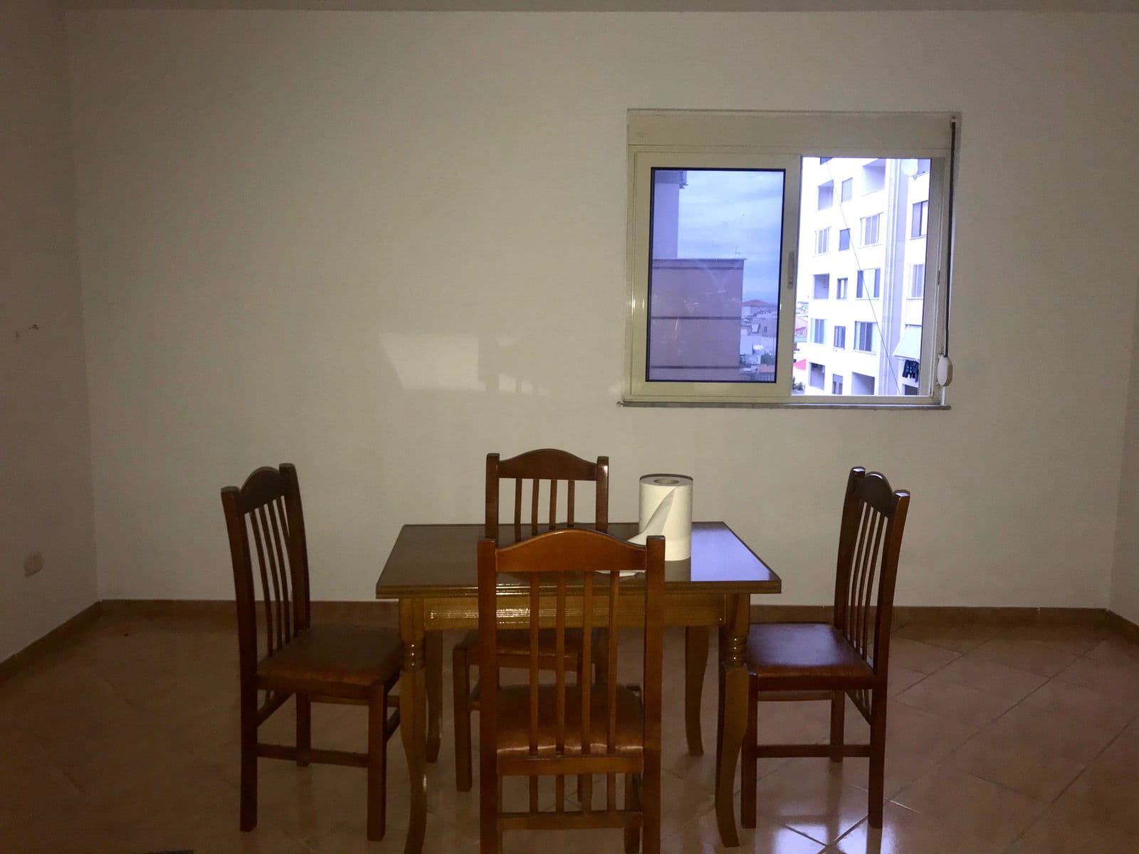 SHITET APARTAMENT 1+1 PRANE UJESJELLESIT, DURRES.