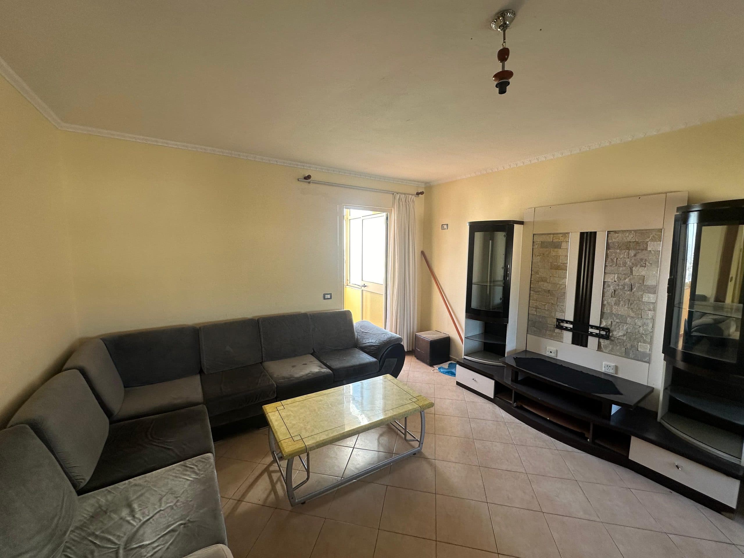 JEPET ME QERA APARTAMENT 2+1, PRANE STADIUMIT, DURRES. 2