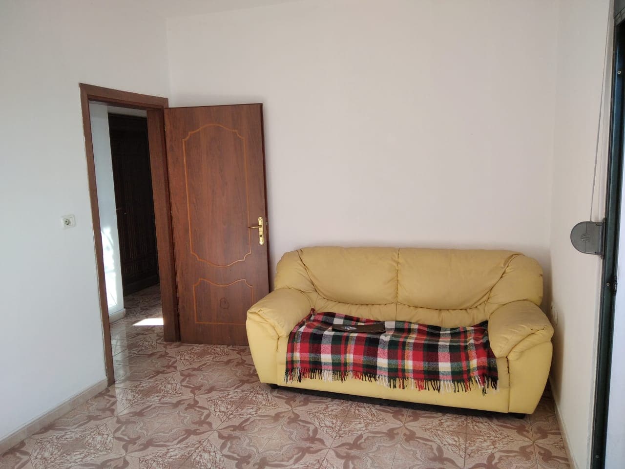 SHITET APARTAMENT 1+1 LAGJA 17 PRANE UJESJELLESIT , DURRES .
