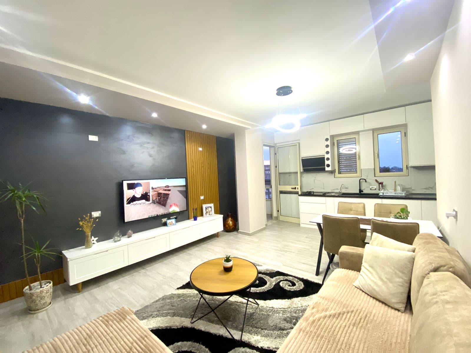 SHITET APARTAMENT 3+1+2 PRANE DREJTORISE SE POLICISE, DURRES. 2