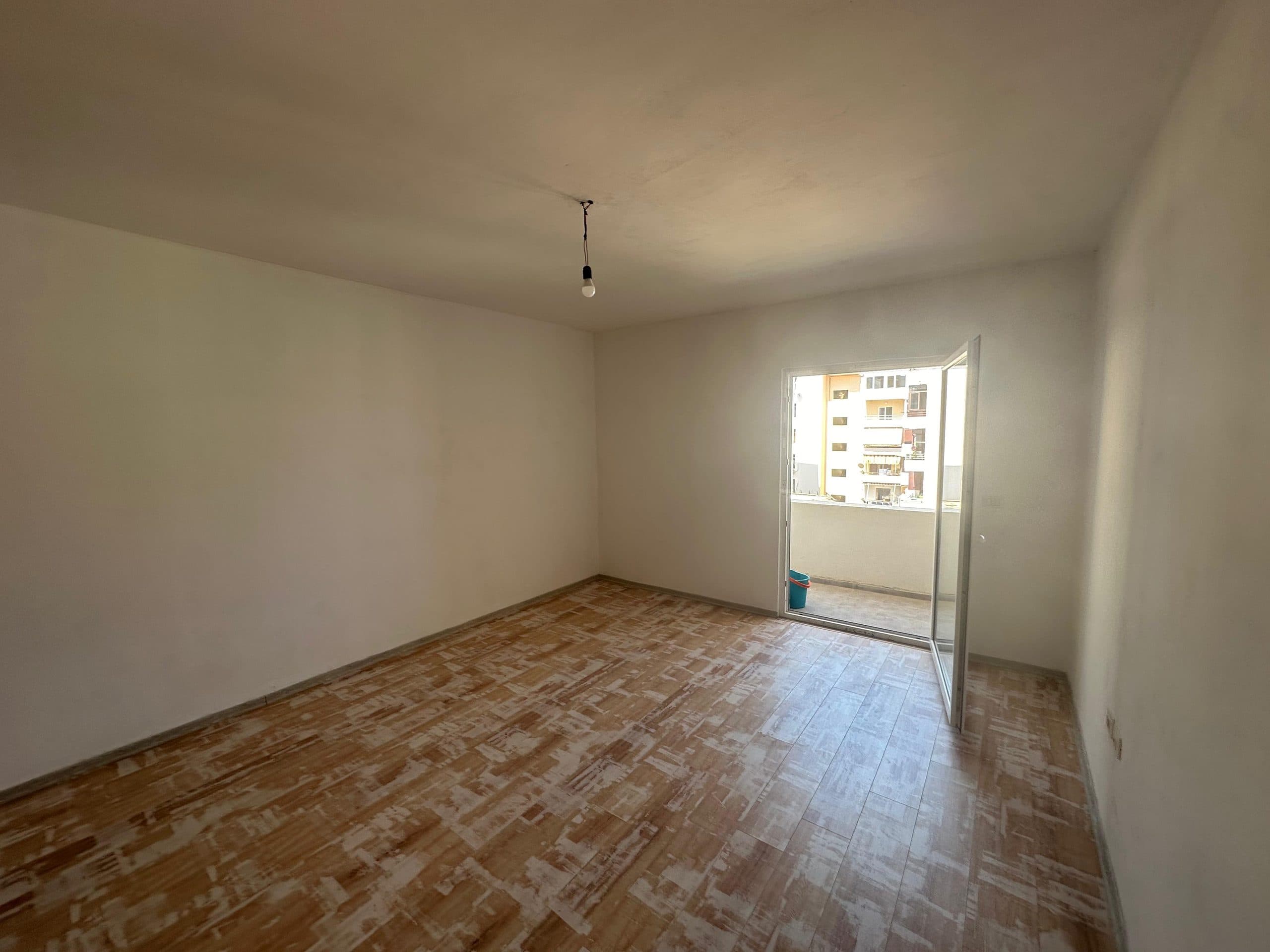 JEPET ME QERA APARTAMENT 2+1, PRANE KAZAZIT, DURRES.