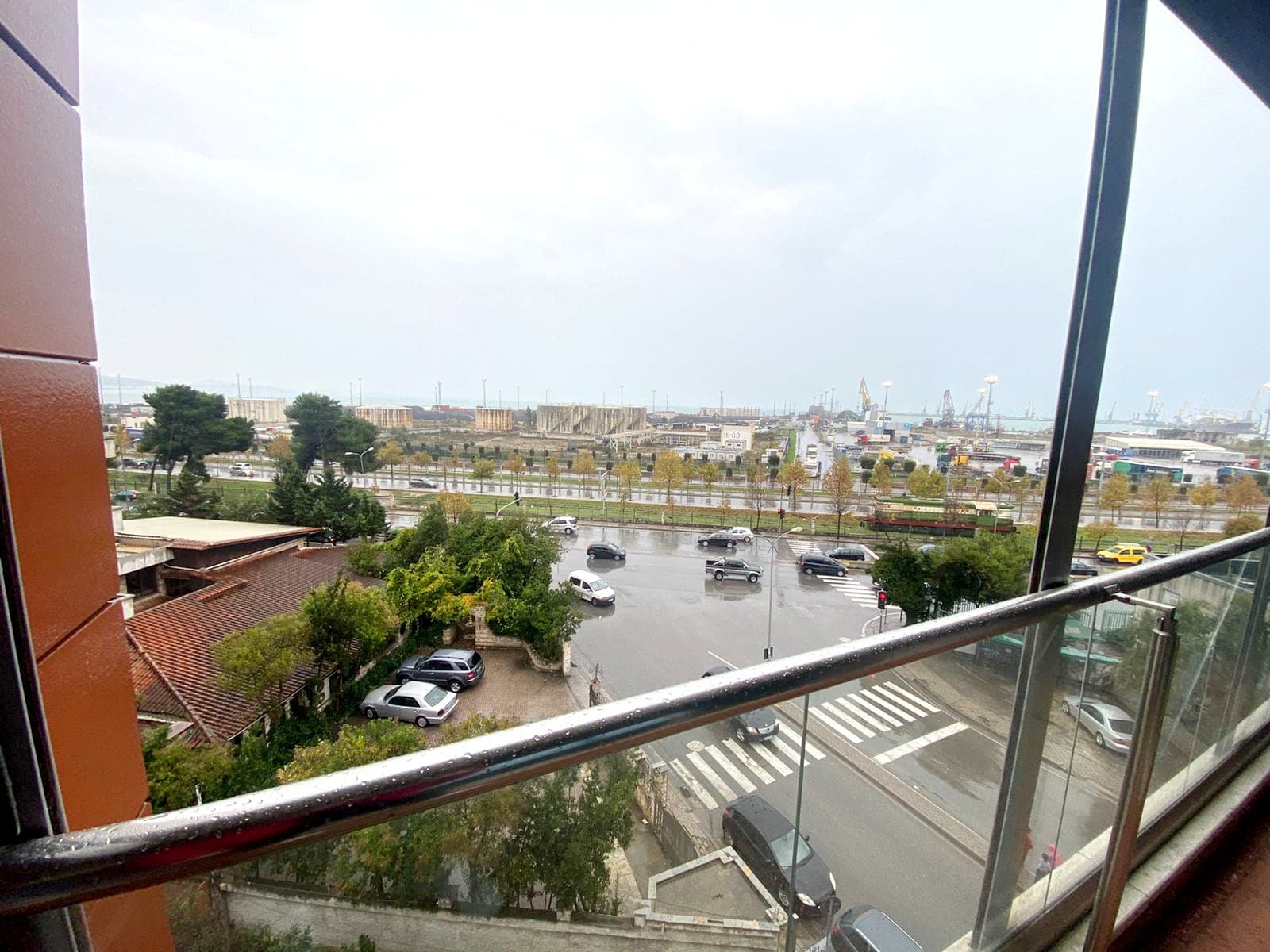 SHITET APARTAMENT 2+1 ME PAMJE NGA DETI,PORT VIEW,DURRES.