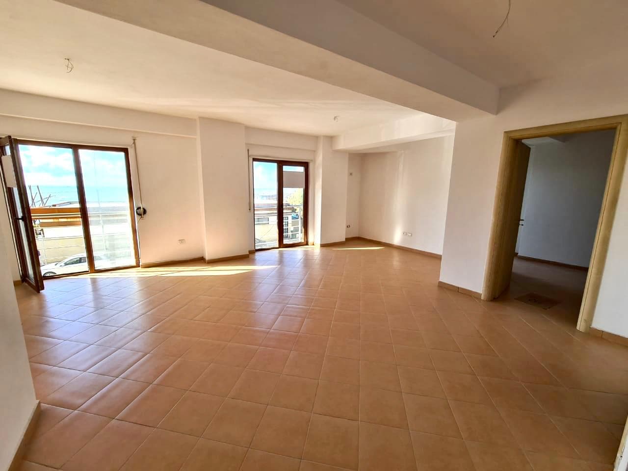 SHITET APARTAMENT 1+1 ME PAMJE NGA DETI, CURRILA, DURRES.
