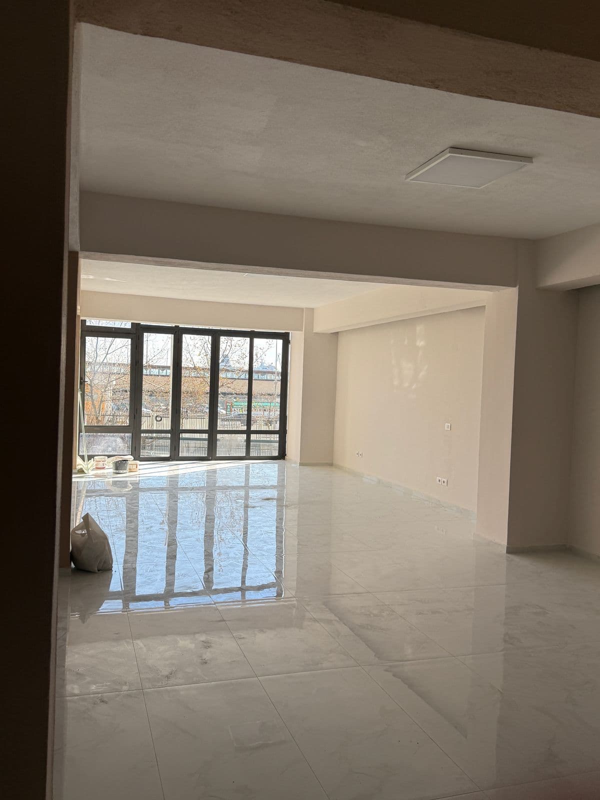 JEPET ME QERA AMBIENT BIZNESI TEK RRUGA PORTIT DURRES 2