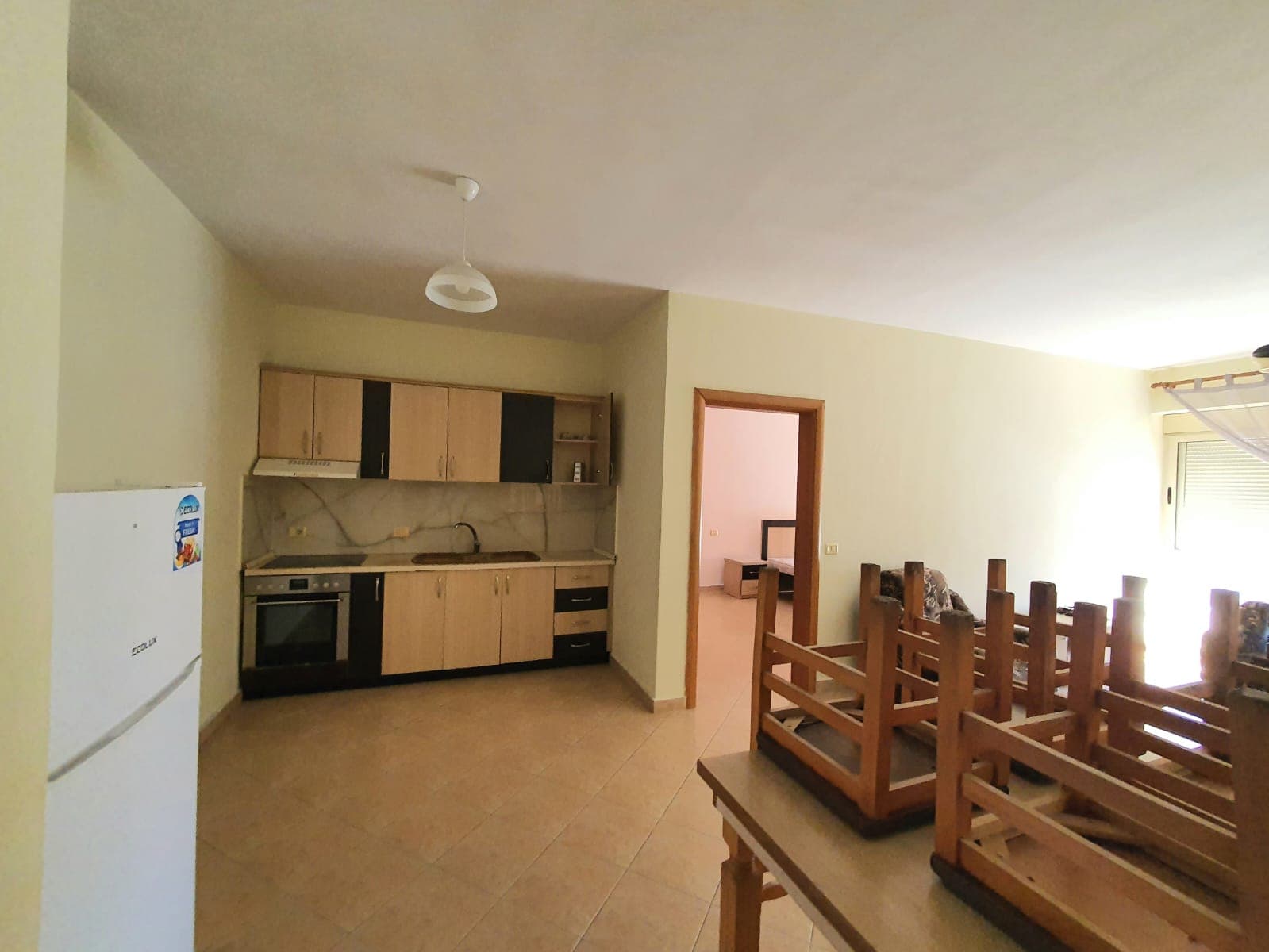 JEPET ME QERA APARTAMENT 1+1 PRANE EXTRA MARKET,PLAZH,DURRES. 2