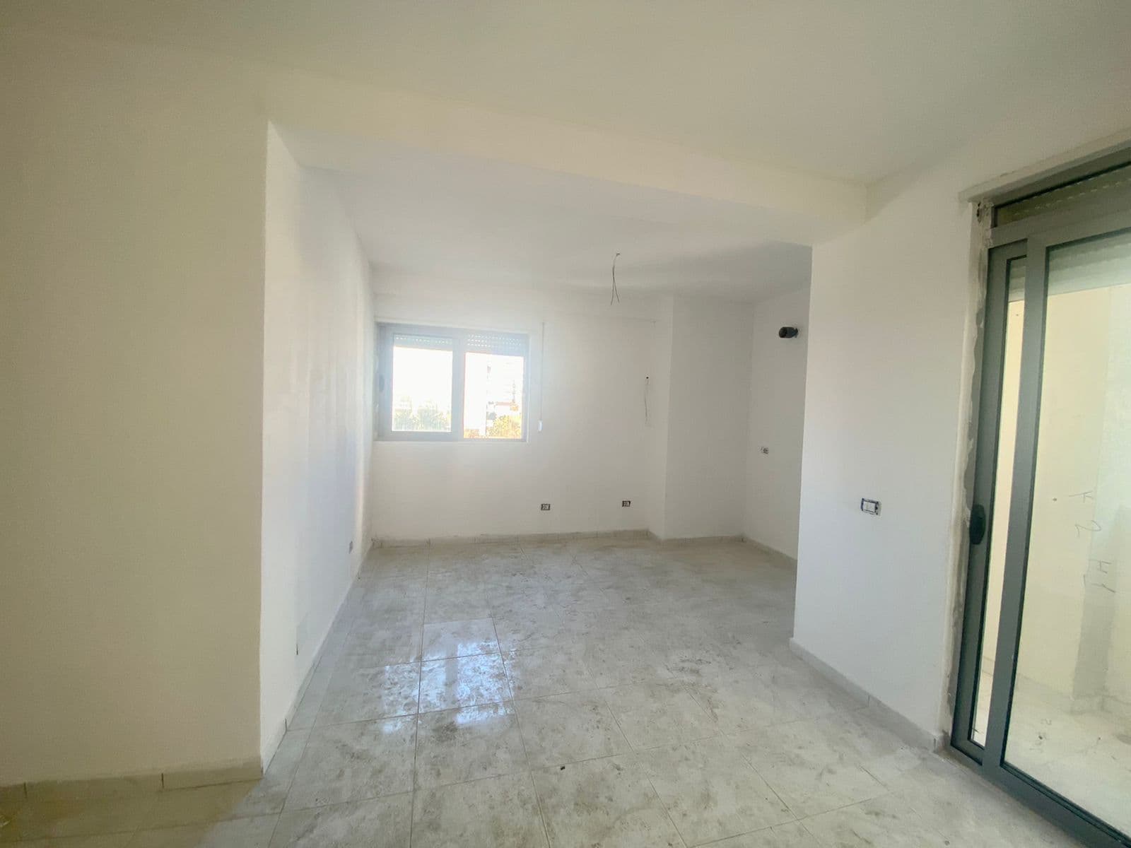 SHITET APARTAMENT 1+1 PRANE HOTEL ANTALYA PLAZH, DURRES. 3