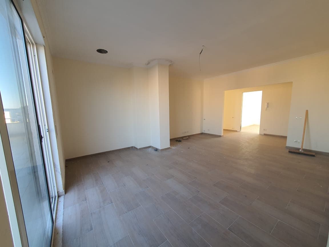 SHITET APARTAMENT 4+1+2 PRANE DREJTORISE SE POLICISE ,DURRES. 4