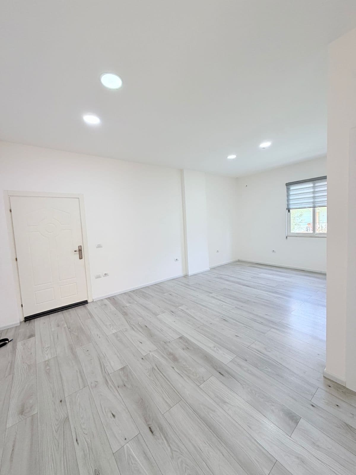 JEPET ME QERA AMBIENT BIZNESI TEK KAZAZI, DURRES 2