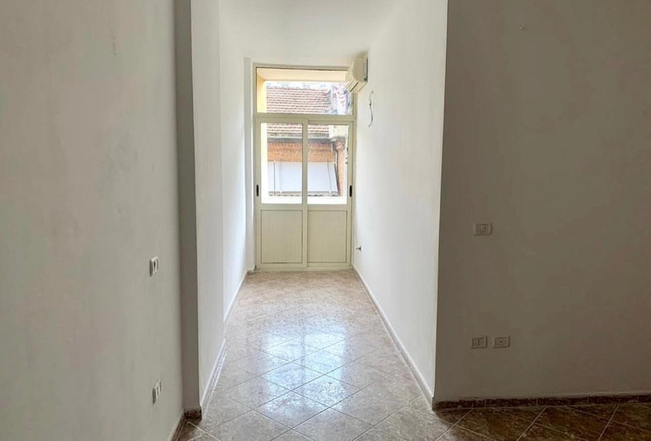 JEPET ME QERA APARTAMENT 2+1, TE AMBULANCA QENDRORE, DURRES. ( ambient i pershtatshem dhe per zyra ) 4