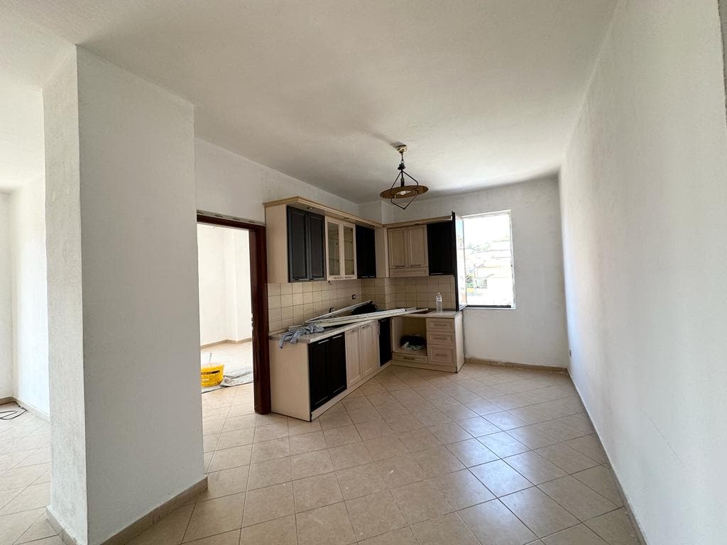 JEPET ME QERA APARTAMENT 2+1 PRANE SHKOLLES 2 GJELAT.
