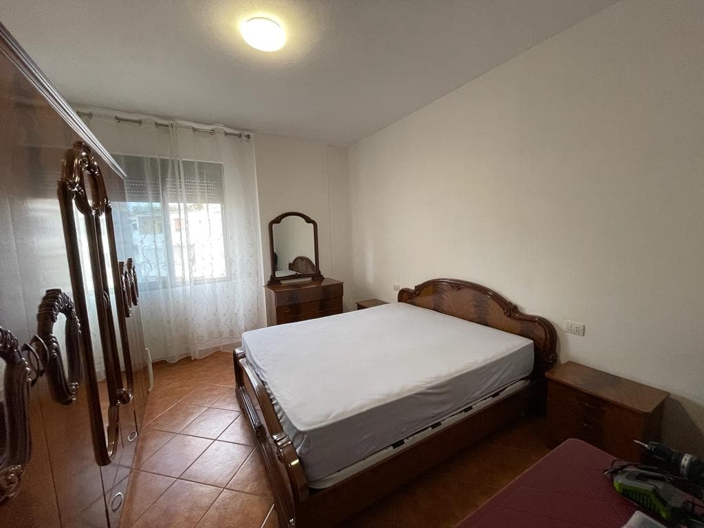 JEPET ME QERA APARTAMENT 2+1 PRANE BLUE STAR,DURRES. 4