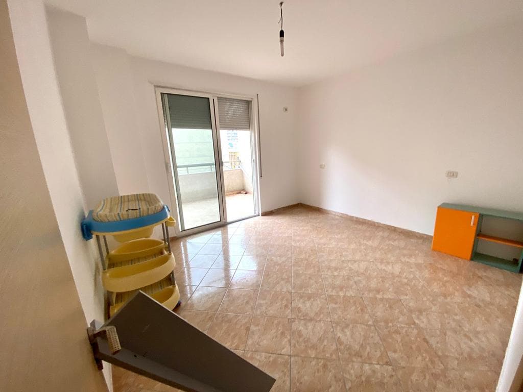SHITET APARTAMENT 3+1+2 TEK STACIONI I TRENIT, DURRES. 4