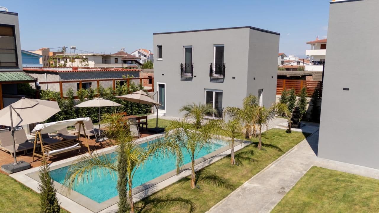 JEPET ME QERA VILE PRIVATE NE ZONEN E SHKOZETIT, DURRES