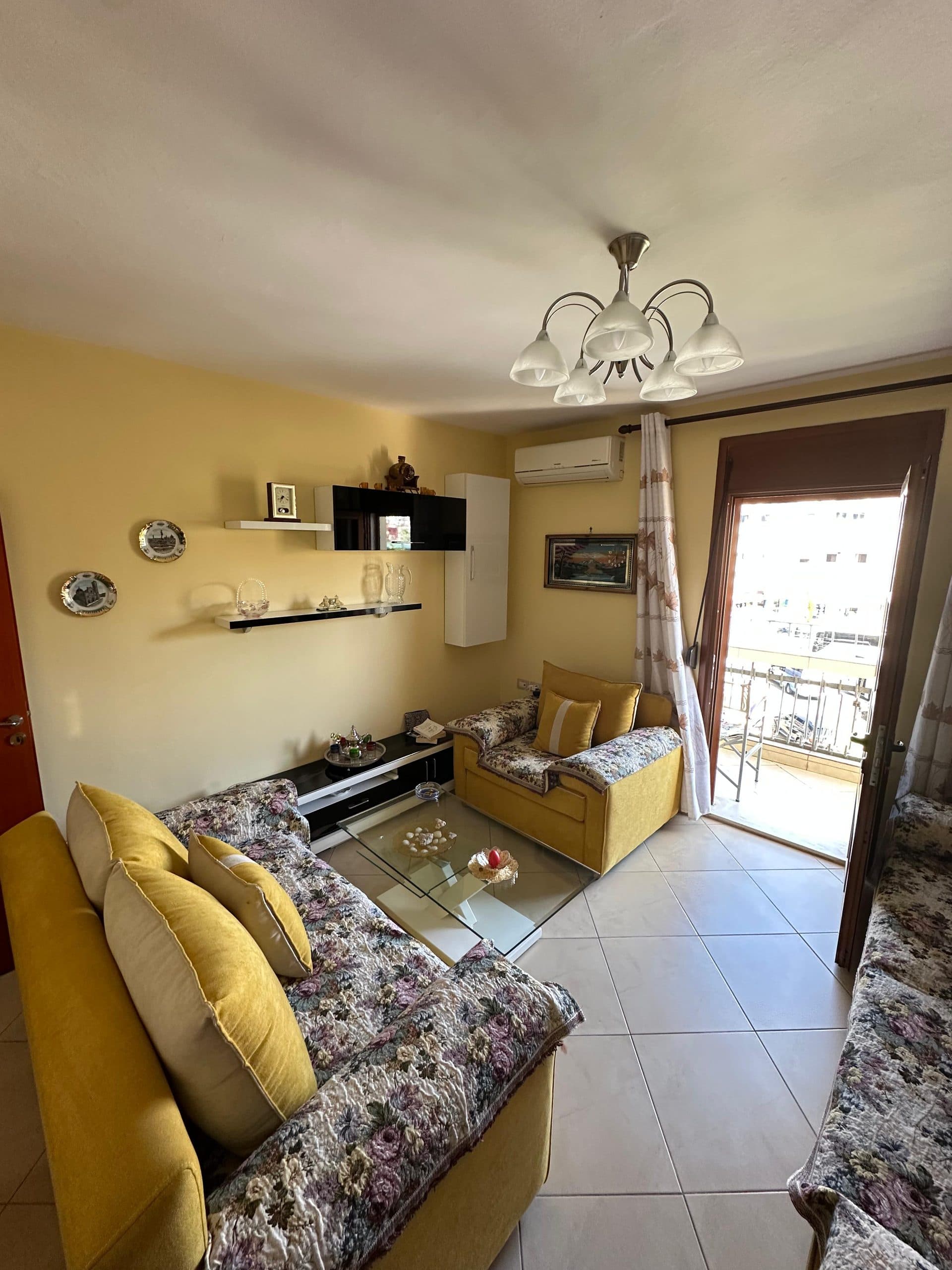 JEPET ME QERA APARTAMENT 2+1, STACIONI I TRENIT, DURRES.