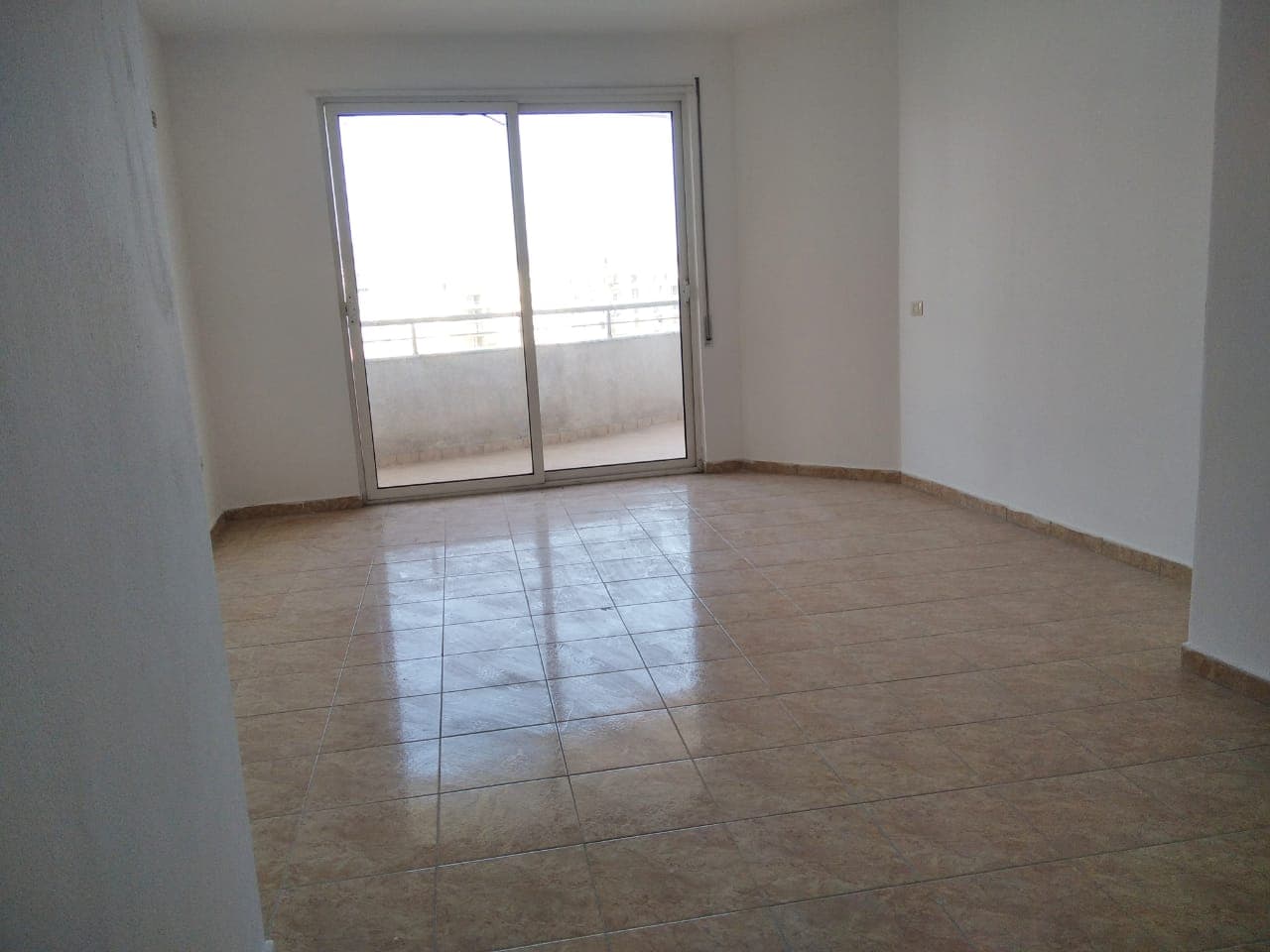 SHITET APARTAMENT 2+1 PRANE STACIONIT TE TRENIT,DURRES. 3