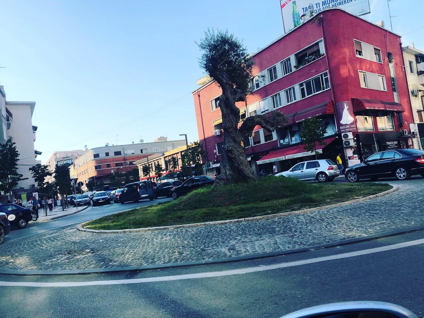 JEPET ME QERA AMBJENT 165 M2 PRANE QENDRES TREGTARE FLAG SHIP,DURRES!
