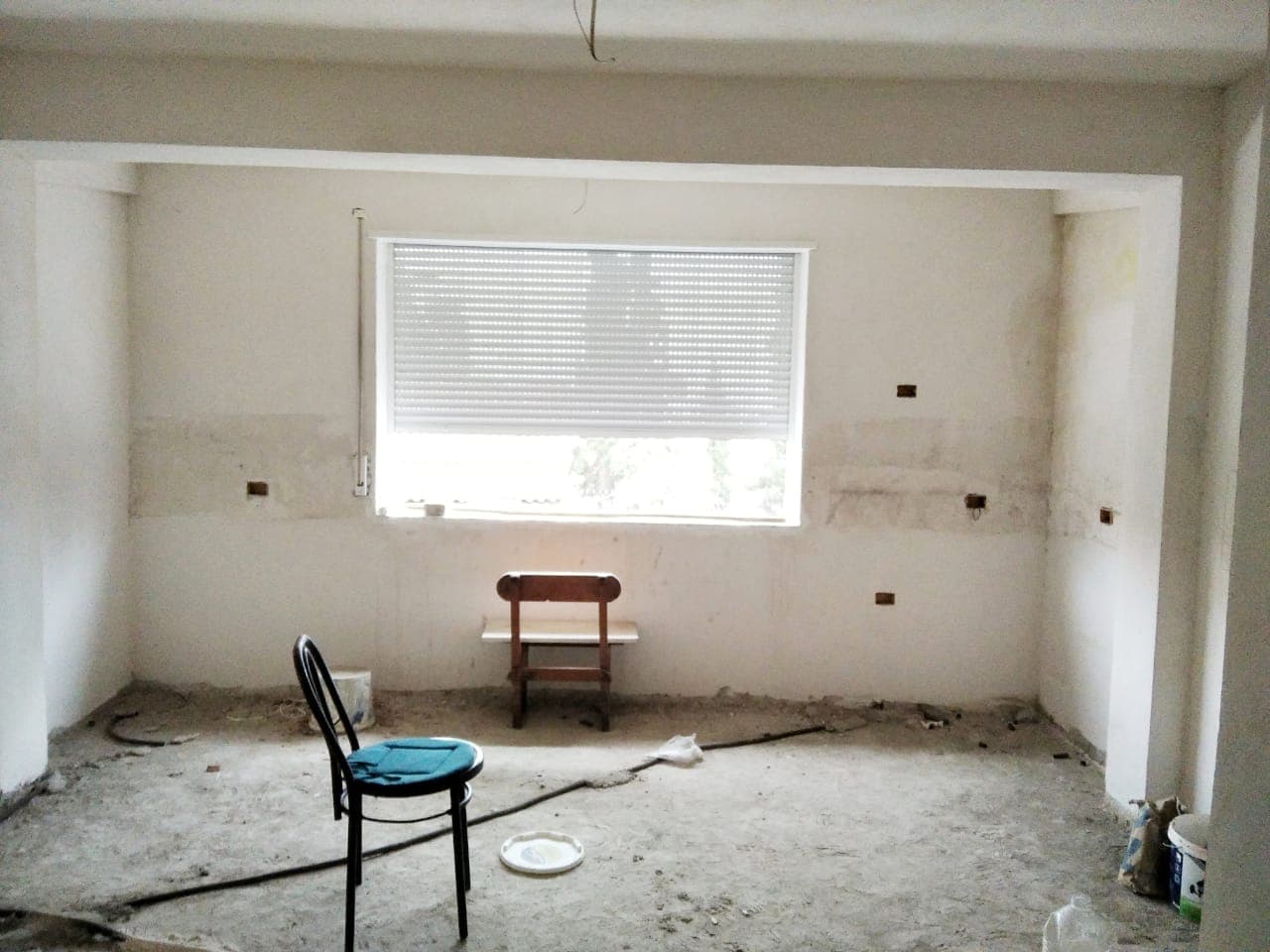 SHITET APARTAMENT 3+1 + AMBIENT BIZNESI , PRANE TREGUT TE MADH INDUSTRIAL , DURRES . 2