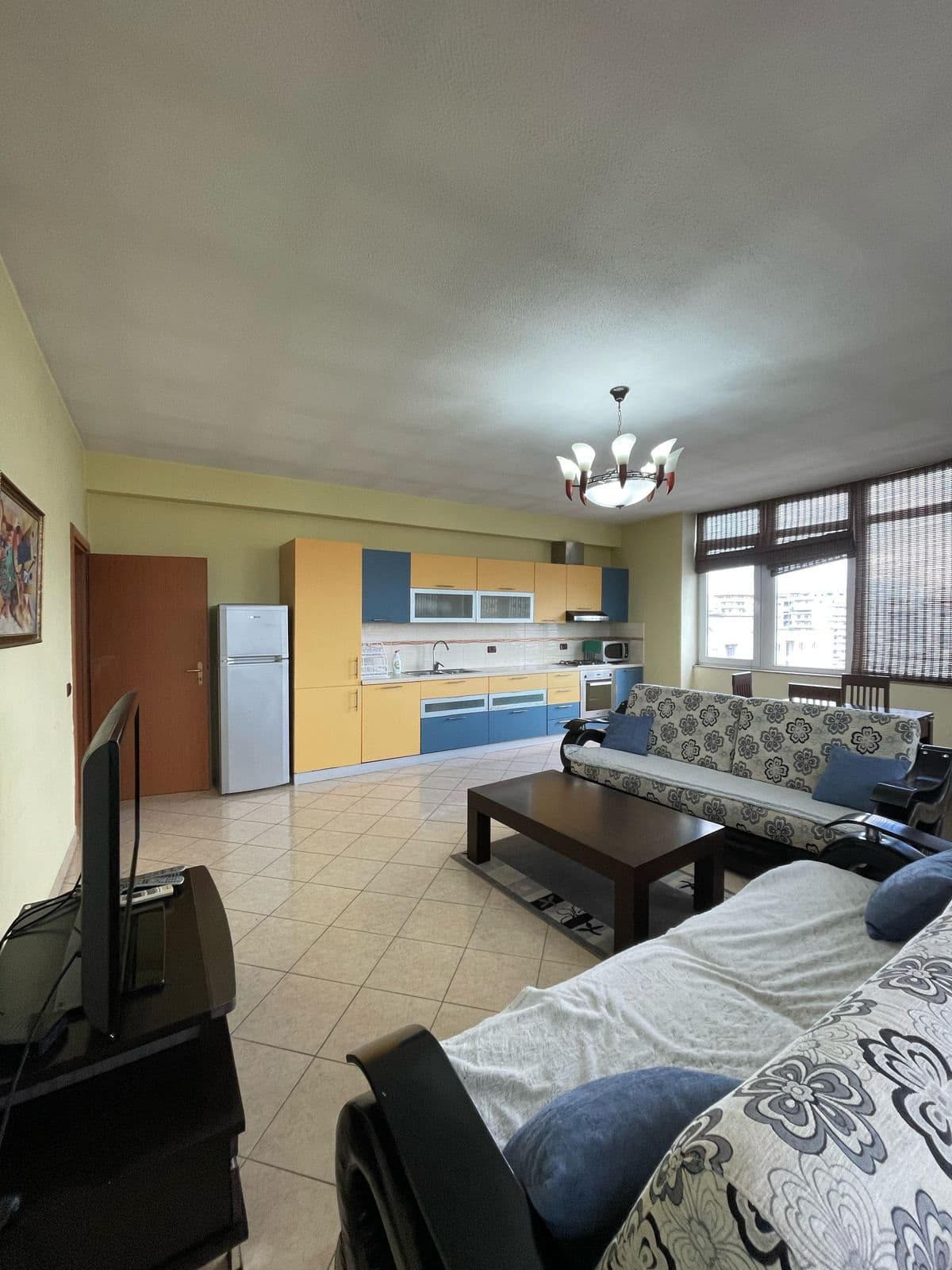 JEPET ME QERA APARTAMENT 2+1 STACIONI TRENIT, DURRES 2