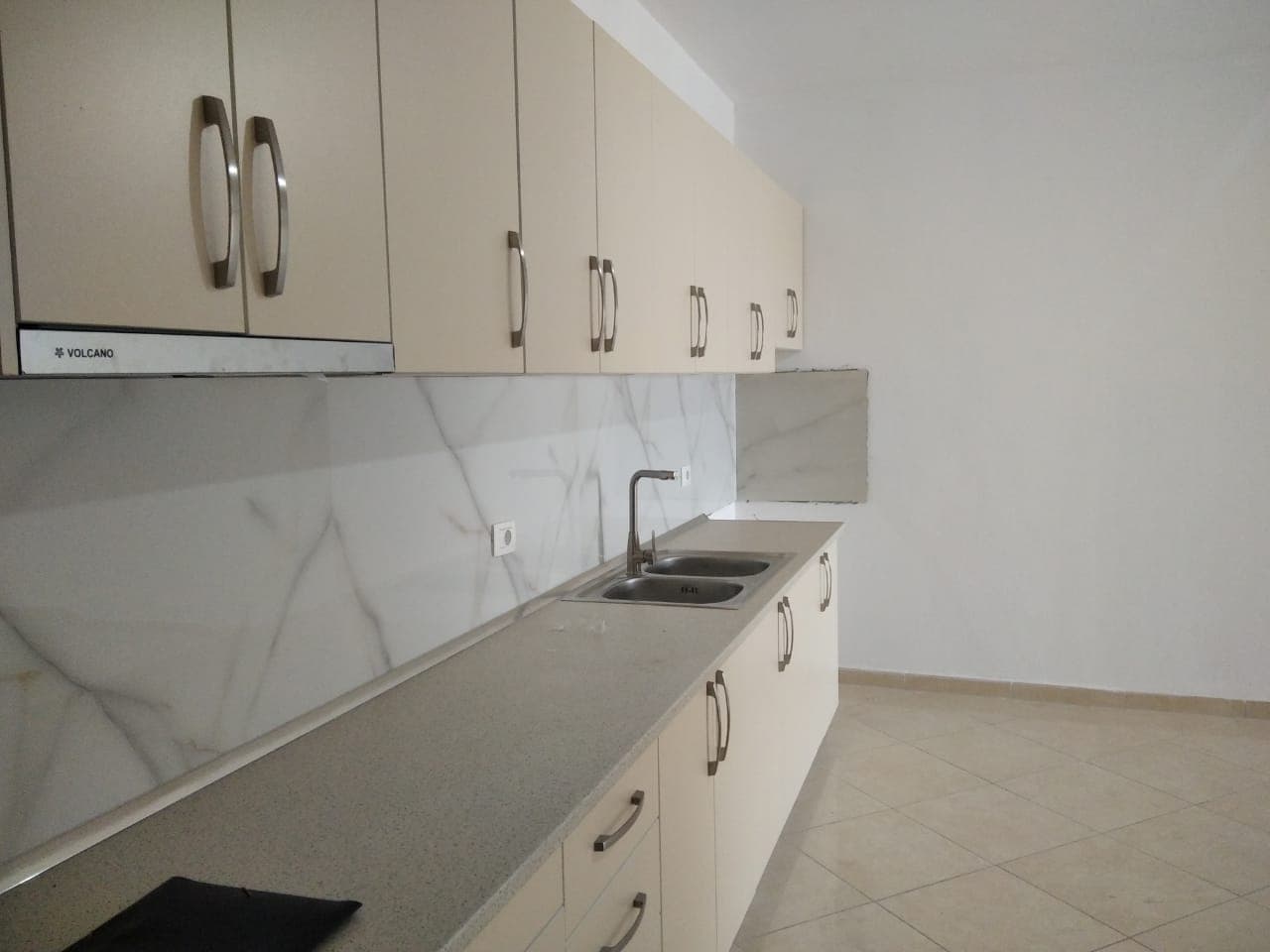SHITET APARTAMENT 1+1 ISH FABRIKA BUKES , DURRES .