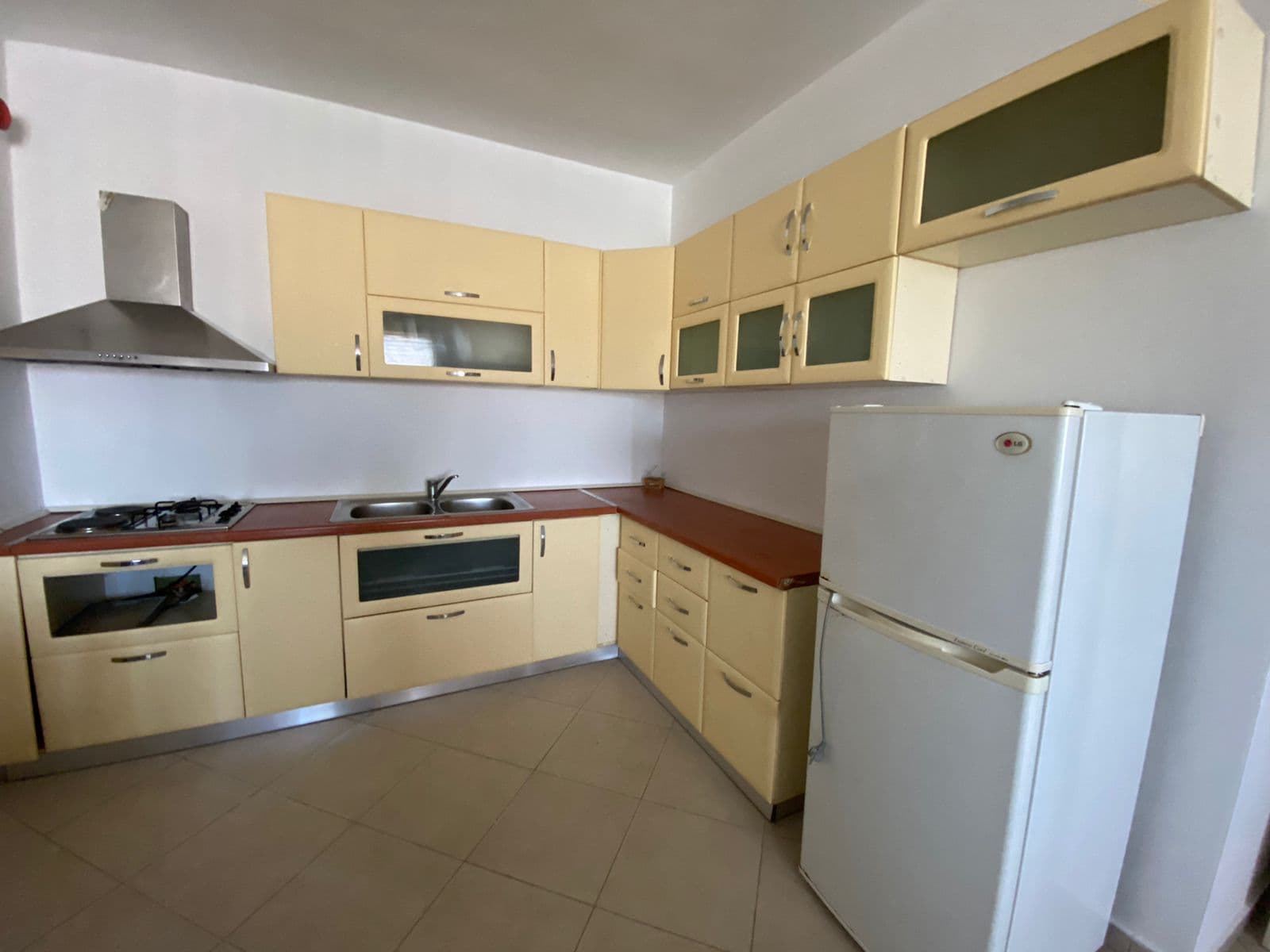 JEPET ME QERA APARTAMENT 1+1 PRANE STACIONIT TE TRENIT,DURRES 4