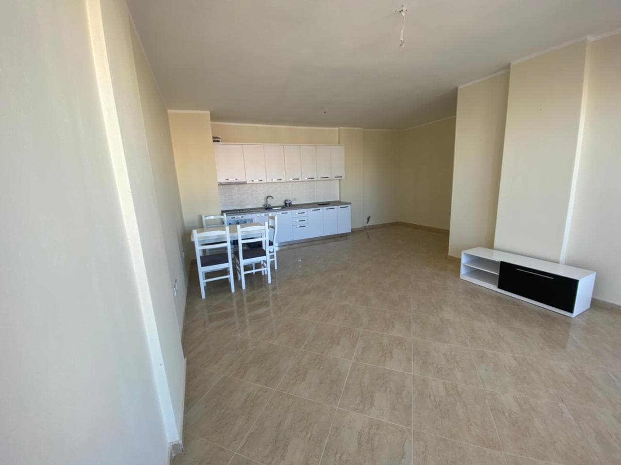 SHITET APARTAMENT 2+1 PRANE STACIONIT TE TRENIT QENDER, DURRES. 2