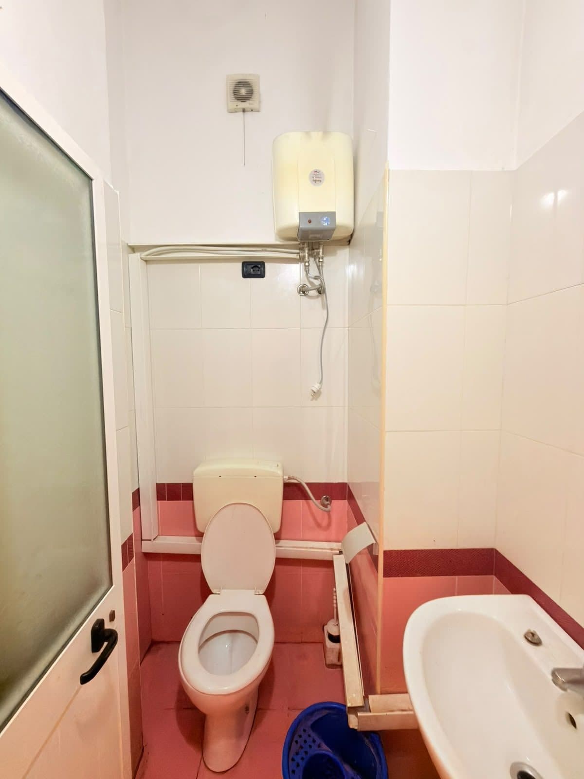 JEPET ME QERA AMBIENT BIZNESI PRANE STACIONIT TE TRENIT,DURRES 2