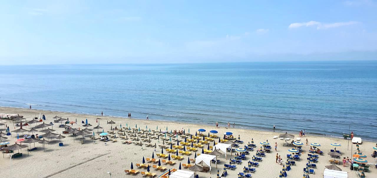 SHITET APARTAMENT 1+1 ME PAMJE NGA DETI, PRANE BELLAVISTES, SHKEMBI KAVAJES, DURRES.