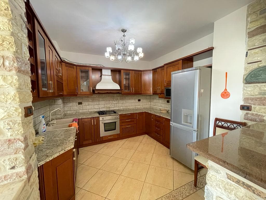 JEPET ME QERA APARTAMENT 2+1 PRANE PALLATIT TE KULTURES,QENDER,DURRES. 4