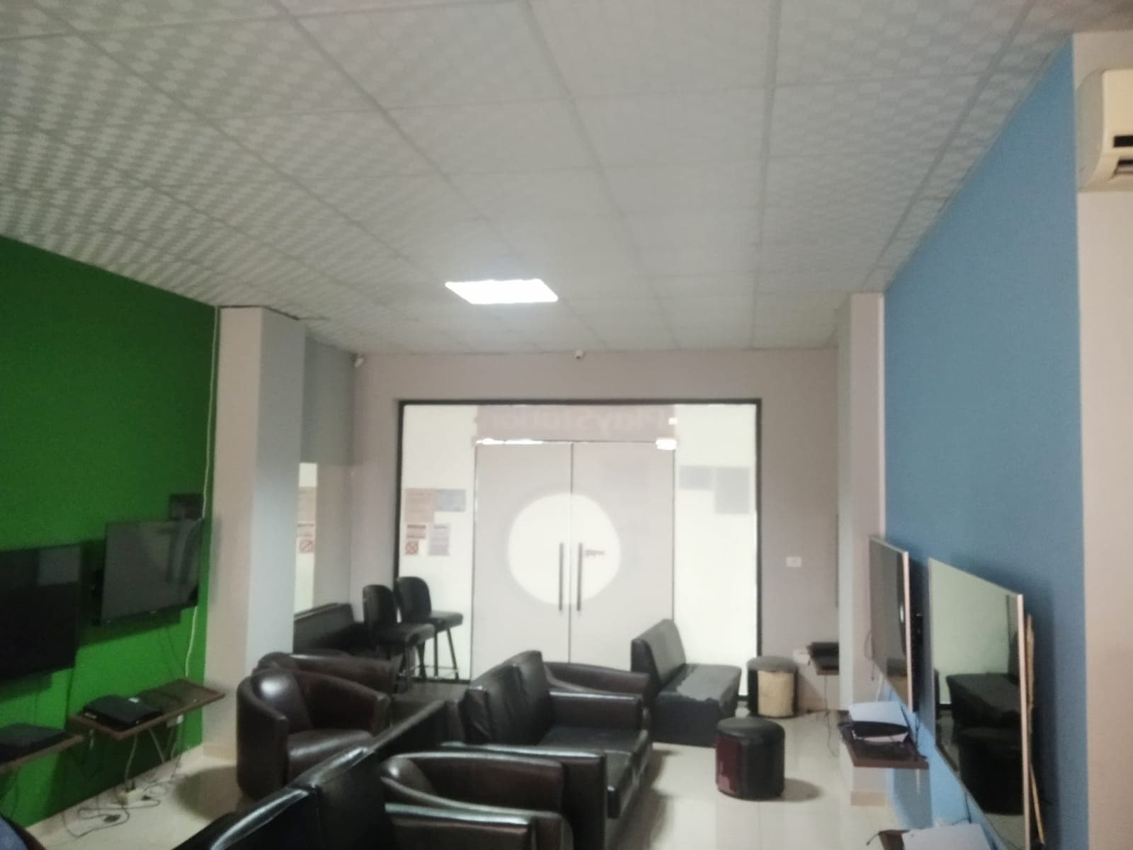 JEPET ME QERA AMBIENT BIZNESI PRANE PRANVERES QENDER,DURRES.