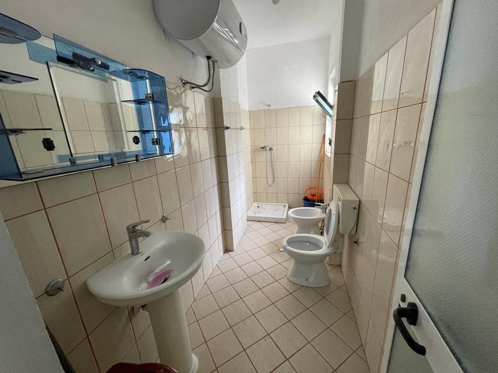JEPET ME QERA APARTAMENT 1+1 NE GOLEM, PRANE KAVALISHENCES,DURRES. 4