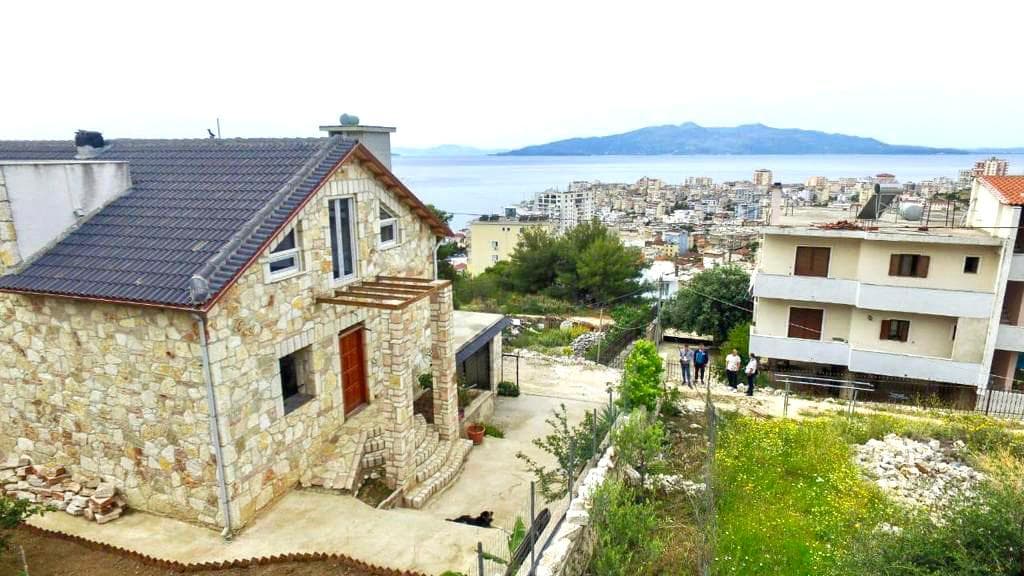 SHITET VILE 2 KATESHE MBI RRUGEN E PESTE , SARANDE.