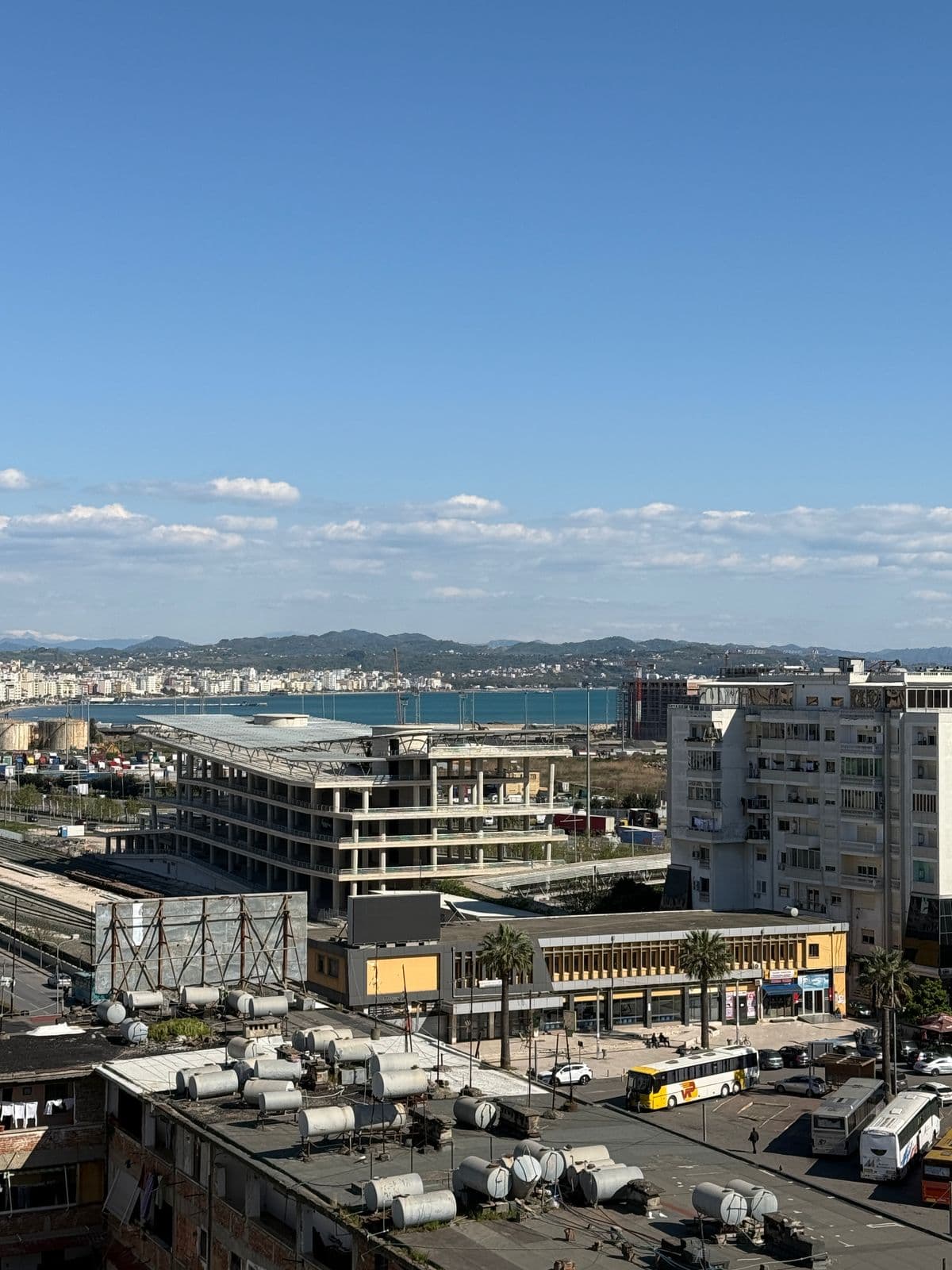 JEPET ME QERA APARTAMENT 2+1 TEK STACIONI TRENIT DURRES