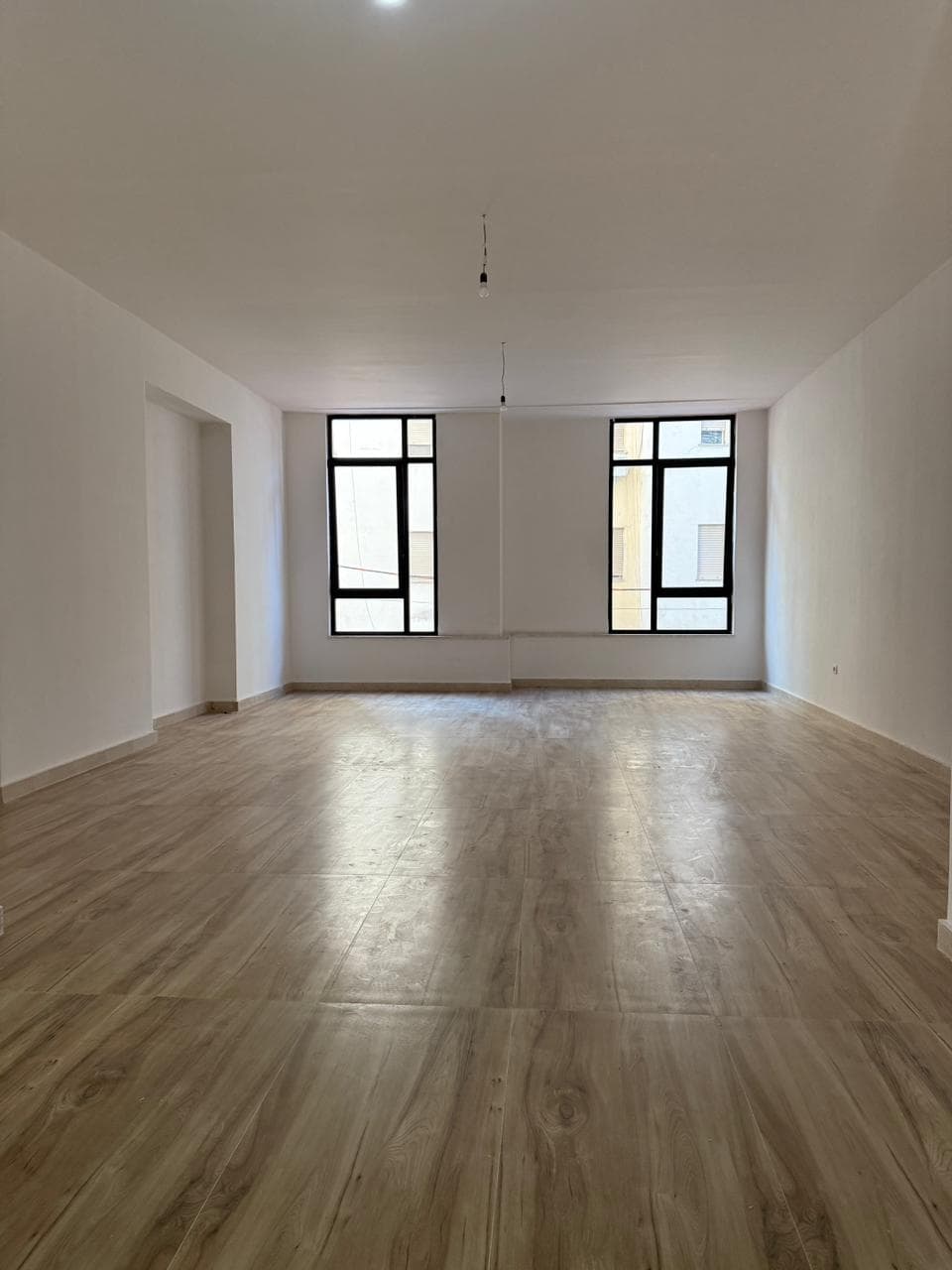 JEPET ME QERA AMBIENT BIZNESI PRANE DONIKA CENTER, TIRANE 4