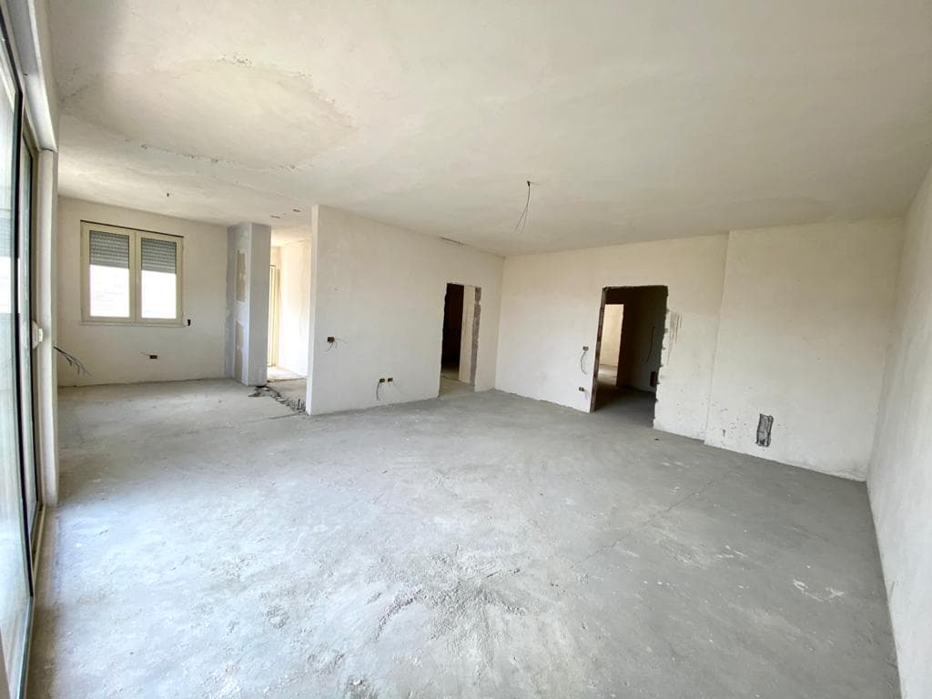 SHITET APARTAMENT 3+1 ME PAMJE NGA DETI,RRUGA E PORTIT,DURRES. 2