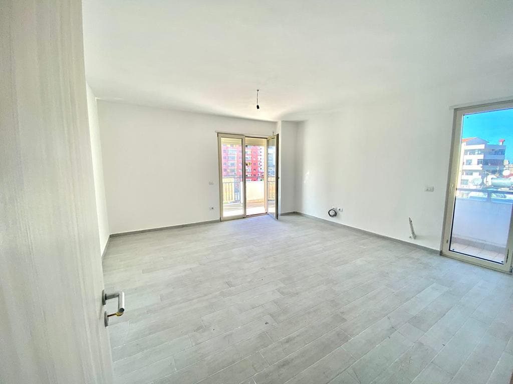 SHITET APARTAMENT 2+1 PRANE ISH RAJONIT, DURRES.