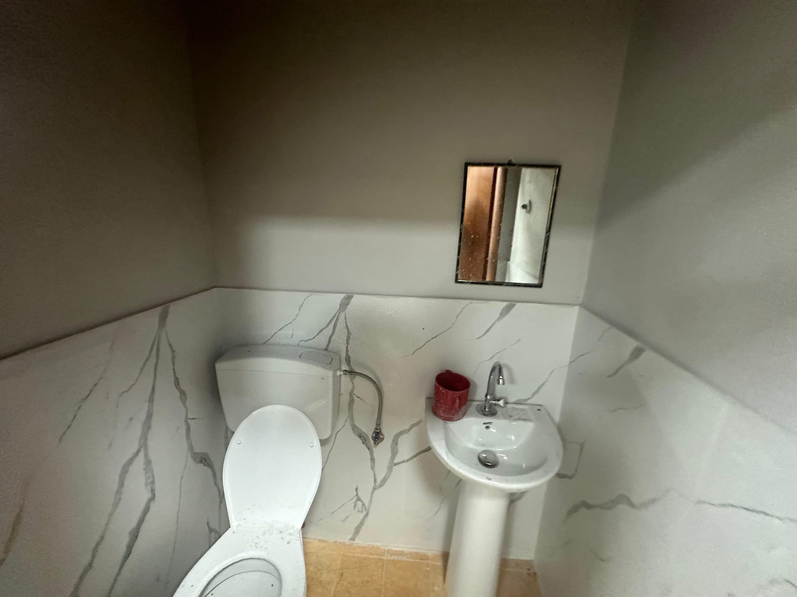 JEPET ME QERA NJESI BIZNESI, STACIONI I TRENIT, DURRES. 4