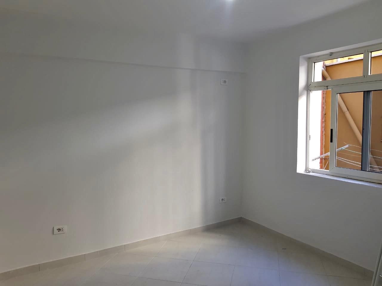 JEPET ME QERA AMBIENT BIZNESI PERBALL QENDRES TREGTARE FLAGSHIP, DURRES.