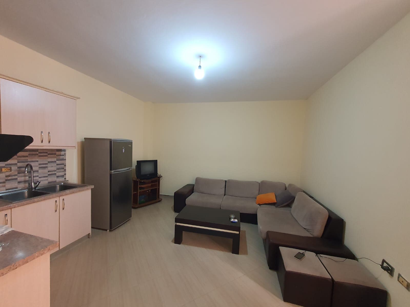 JEPET ME QERA APARTAMENT 2+1 PRANE URES SE DAJLANIT PLAZH,DURRES. 2