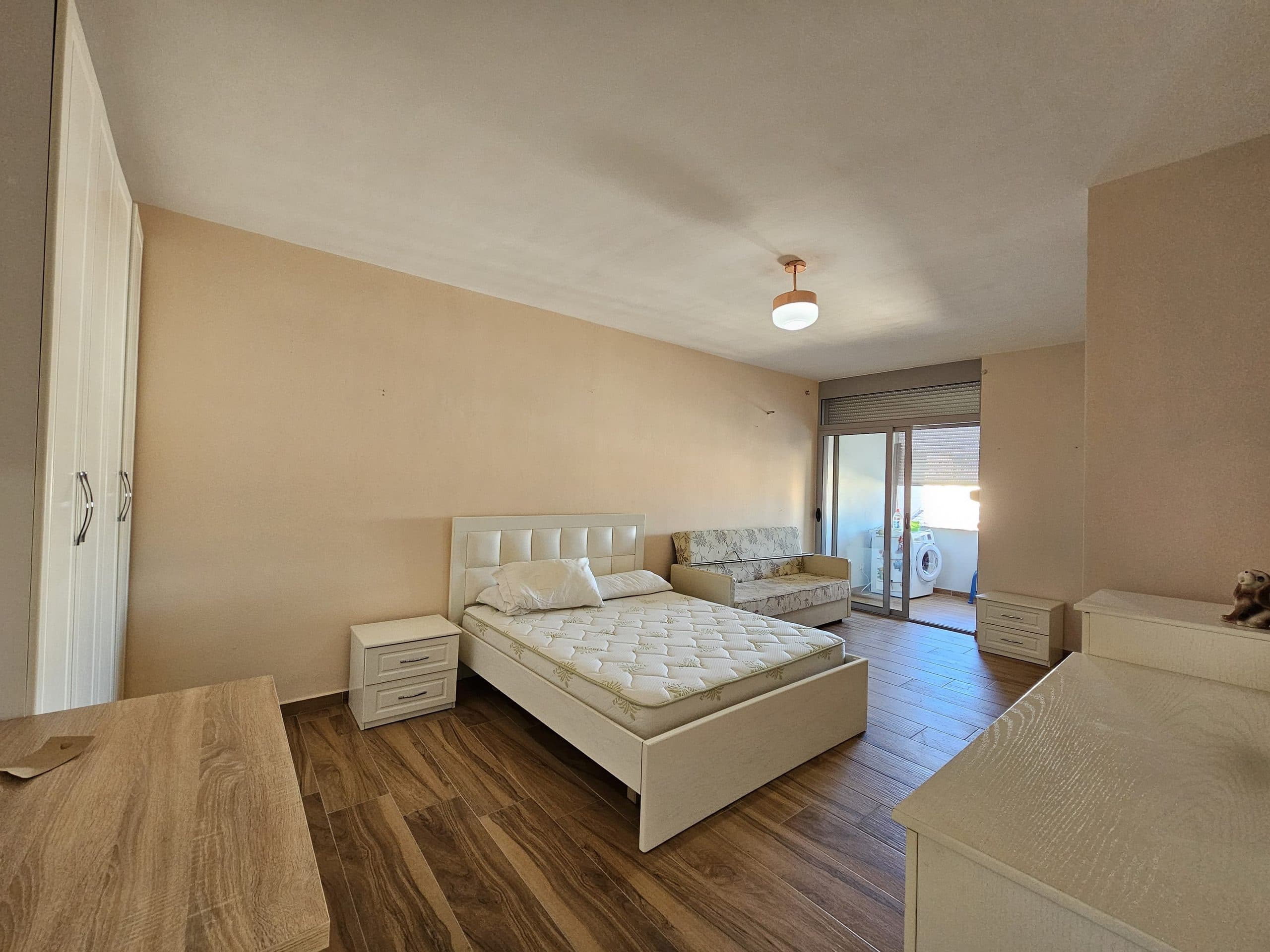 JEPET ME QERA APARTAMENT 2+1 PRANE STACIONIT TRENIT, DURRES. 4